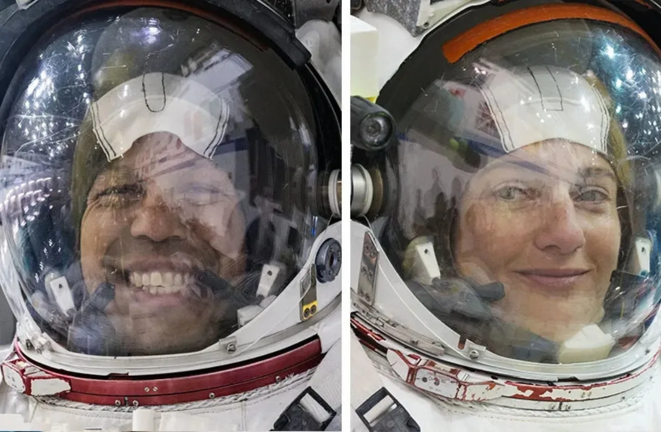 Los astronautas de la NASA Chris Williams y Jessica Meir son fotografiados entrenando para una caminata espacial con sus trajes espaciales en el Laboratorio de Flotabilidad Neutra de la NASA en Houston, Texas. Crédito: NASA.