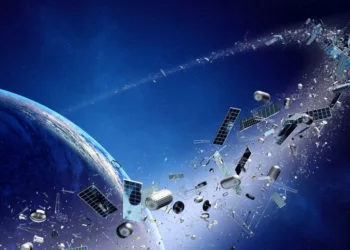 Actualmente, La masa total de basura espacial que orbita el planeta asciende aproximadamente a 16.200 toneladas de material artificial.
