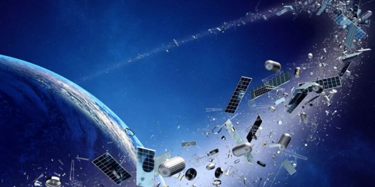 Actualmente, La masa total de basura espacial que orbita el planeta asciende aproximadamente a 16.200 toneladas de material artificial.