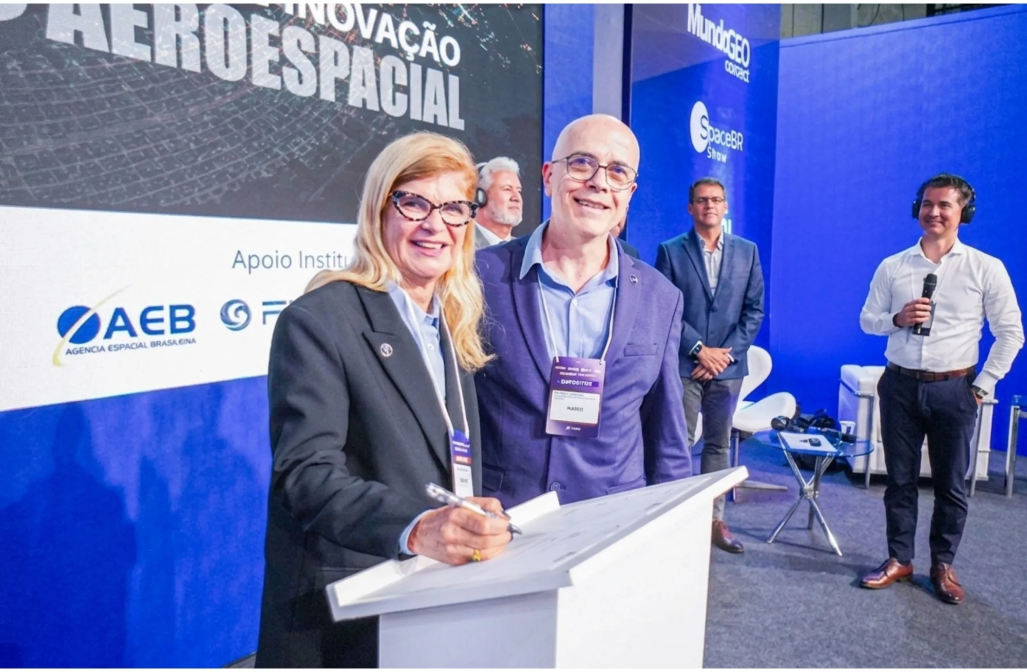 La coordinadora de Estudios Estratégicos y Nuevos Negocios, Leila Fonseca, y el director de Gestión de Cartera, Rodrigo Leonardi, en la firma del Protocolo. Crédito: AEB. aeroespacial Brasil.