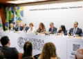 Imagen de la rueda de prensa del anuncio de la Convocatoria Universal 2026, realizada por el Ministerio de Ciencia, Tecnología e Innovación (MCTI), la Financiadora de Estudios y Proyectos (Finep) y el Consejo Nacional de Desarrollo Científico y Tecnológico (CNPq) durante una ceremonia realizada el miércoles (16), con la participación de la Academia Brasileña de Ciencias (ABC) y la Sociedad Brasileña para el Avance de la Ciencia (SBPC)
