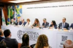 Imagen de la rueda de prensa del anuncio de la Convocatoria Universal 2026, realizada por el Ministerio de Ciencia, Tecnología e Innovación (MCTI), la Financiadora de Estudios y Proyectos (Finep) y el Consejo Nacional de Desarrollo Científico y Tecnológico (CNPq) durante una ceremonia realizada el miércoles (16), con la participación de la Academia Brasileña de Ciencias (ABC) y la Sociedad Brasileña para el Avance de la Ciencia (SBPC)