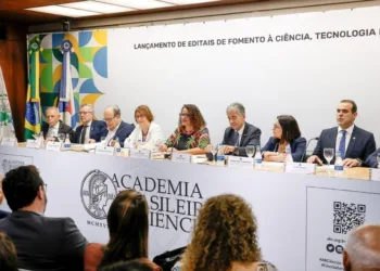 Imagen de la rueda de prensa del anuncio de la Convocatoria Universal 2026, realizada por el Ministerio de Ciencia, Tecnología e Innovación (MCTI), la Financiadora de Estudios y Proyectos (Finep) y el Consejo Nacional de Desarrollo Científico y Tecnológico (CNPq) durante una ceremonia realizada el miércoles (16), con la participación de la Academia Brasileña de Ciencias (ABC) y la Sociedad Brasileña para el Avance de la Ciencia (SBPC)