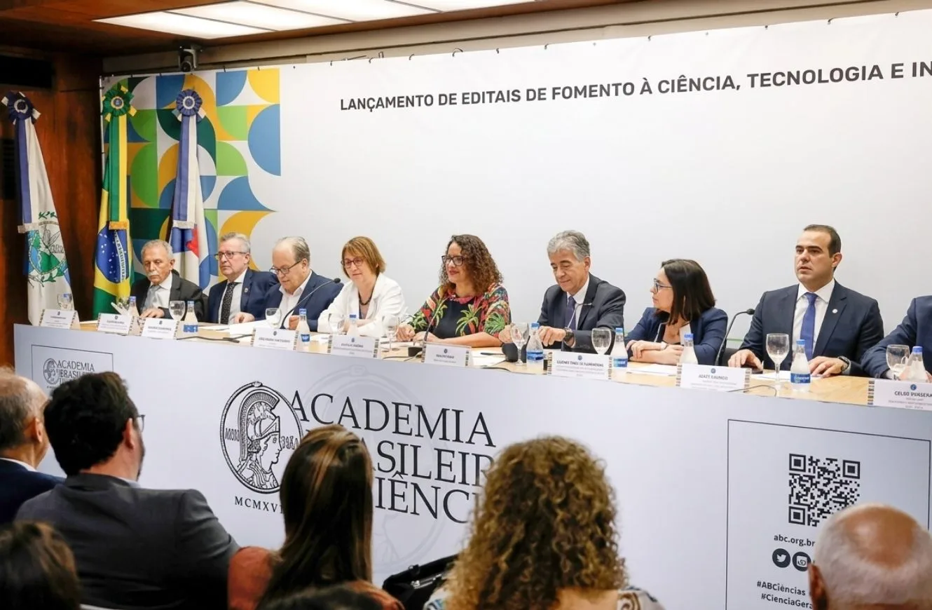 Imagen de la rueda de prensa del anuncio de la Convocatoria Universal 2026, realizada por el Ministerio de Ciencia, Tecnología e Innovación (MCTI), la Financiadora de Estudios y Proyectos (Finep) y el Consejo Nacional de Desarrollo Científico y Tecnológico (CNPq) durante una ceremonia realizada el miércoles (16), con la participación de la Academia Brasileña de Ciencias (ABC) y la Sociedad Brasileña para el Avance de la Ciencia (SBPC)