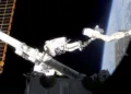 Imagen del mantenimiento del sistema robótico Canadarm2 en la ISS. Crédito: NASA.