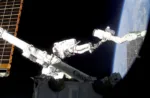 Imagen del mantenimiento del sistema robótico Canadarm en la ISS. Crédito: NASA.