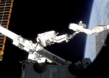 Imagen del mantenimiento del sistema robótico Canadarm2 en la ISS. Crédito: NASA.