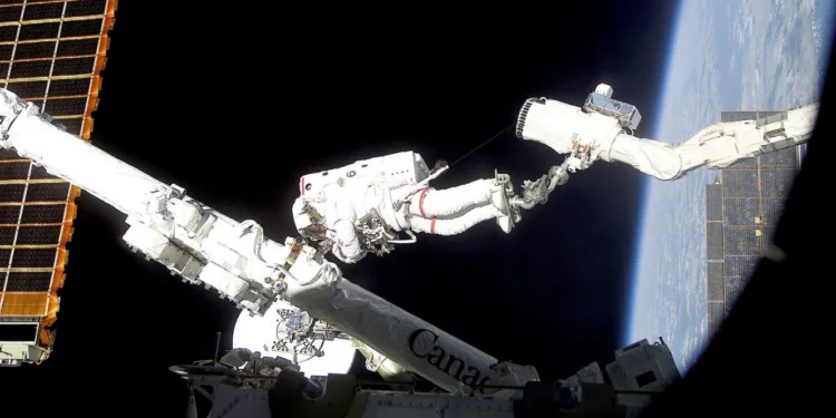 Imagen del mantenimiento del sistema robótico Canadarm2 en la ISS. Crédito: NASA.