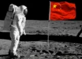 Imagen artística de un astronauta chino pisando la Luna. China Luna