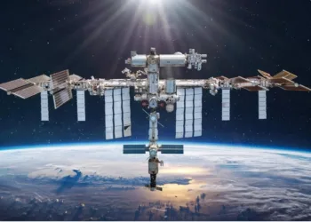 Imagen de la Estación Espacial internacional, tras sufrir fallas estructurales el viernes pasado.