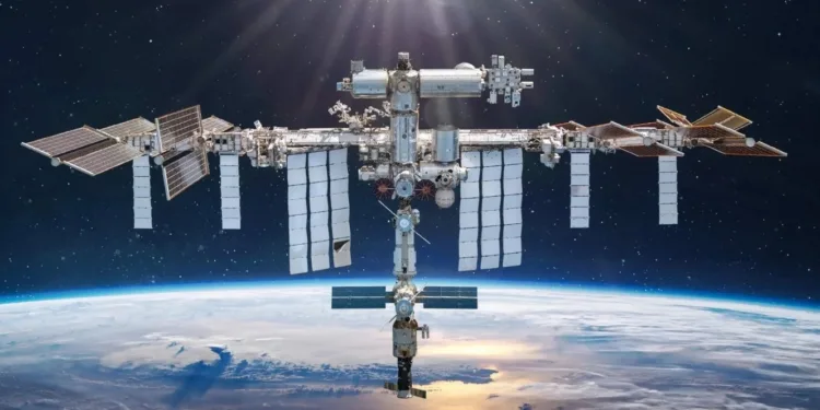 Imagen de la Estación Espacial internacional, tras sufrir fallas estructurales el viernes pasado.