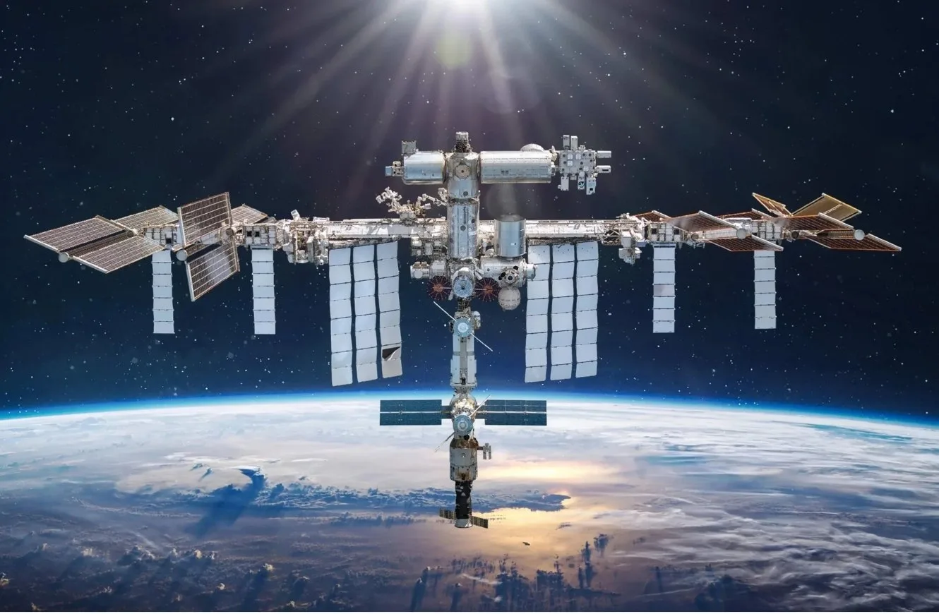 Imagen de la Estación Espacial internacional, tras sufrir fallas estructurales el viernes pasado.