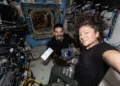 Los astronautas de la NASA Jack Hathaway y Jessica Meir posan juntos mientras Hathaway muestra un par de casetes de investigación del Procesador de Muestras de Experimento Espacial Avanzado-4 que se utilizan para estudiar cómo la ingravidez afecta el crecimiento de cristales de fármacos, lo que posiblemente conduzca a nuevas fórmulas farmacéuticas. Crédito: NASA.