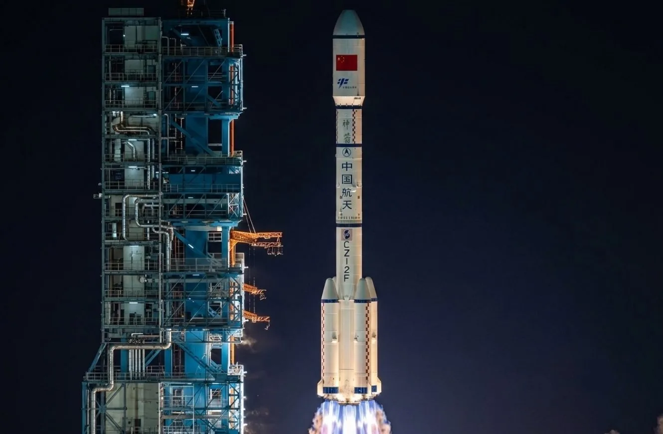 Imagen del cohete chino Long March 2F desde el Centro de Lanzamiento de Satélites de Jiuquan.