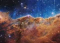 El borde de una región de formación estelar cercana, llamada NGC 3324, ubicada en la esquina noroeste de la Nebulosa de Carina, forma las «montañas» y «valles» que se extienden a lo largo de esta imagen capturada por el Telescopio Espacial James Webb. Crédito: NASA, ESA, CSA y STScI