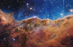 El borde de una región de formación estelar cercana, llamada NGC 3324, ubicada en la esquina noroeste de la Nebulosa de Carina, forma las «montañas» y «valles» que se extienden a lo largo de esta imagen capturada por el Telescopio Espacial James Webb. Crédito: NASA, ESA, CSA y STScI