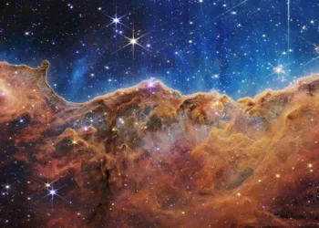 El borde de una región de formación estelar cercana, llamada NGC 3324, ubicada en la esquina noroeste de la Nebulosa de Carina, forma las «montañas» y «valles» que se extienden a lo largo de esta imagen capturada por el Telescopio Espacial James Webb. Crédito: NASA, ESA, CSA y STScI