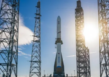 Imagen del cohete New Glenn de Blue Origin, en la plataforma de lanzamiento de Cabo Cañaveral. plataforma New Glenn