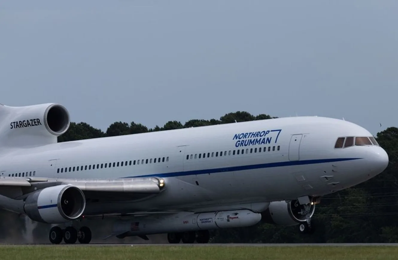 Un cohete Pegasus XL de Northrop Grumman se encuentra acoplado a la parte inferior del Stargazer de la compañía, una aeronave L-1011 modificada, y listo para el despegue, tal como se observa el 12 de junio de 2026 en la Instalación de Vuelo Wallops de la NASA en Virginia. En el interior del cohete se aloja el vehículo de servicio robótico LINK de Katalyst Space.