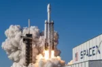 Imagen del cohete Falcon 9 con el logo de la empresa SpaceX. SpaceX bolsa