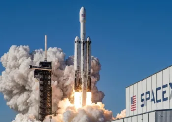 Imagen del cohete Falcon 9 con el logo de la empresa SpaceX. SpaceX bolsa