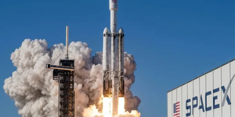 Imagen del cohete Falcon 9 con el logo de la empresa SpaceX. SpaceX bolsa