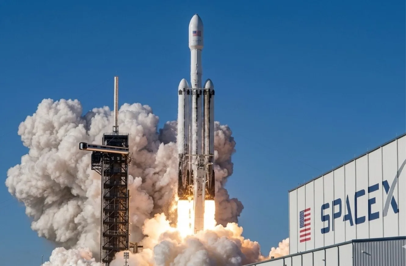 Imagen del cohete Falcon 9 con el logo de la empresa SpaceX. SpaceX bolsa