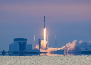 Imagen del cohete Falcon 9 desde el Complejo de Lanzamiento Espacial 40 en Florida, marcando el debut de Starfall.