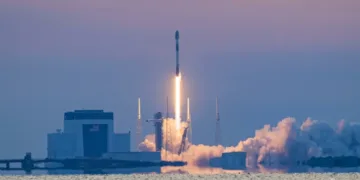 Imagen del cohete Falcon 9 desde el Complejo de Lanzamiento Espacial 40 en Florida, marcando el debut de Starfall.