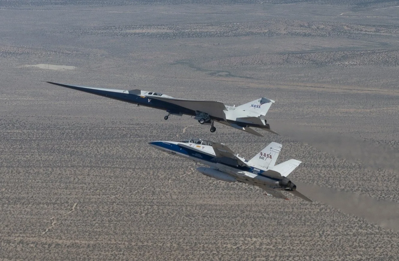 Imagen del vuelo del avión supersónico X-59 junto al avión de apoyo F-15. Crédito: NASA.