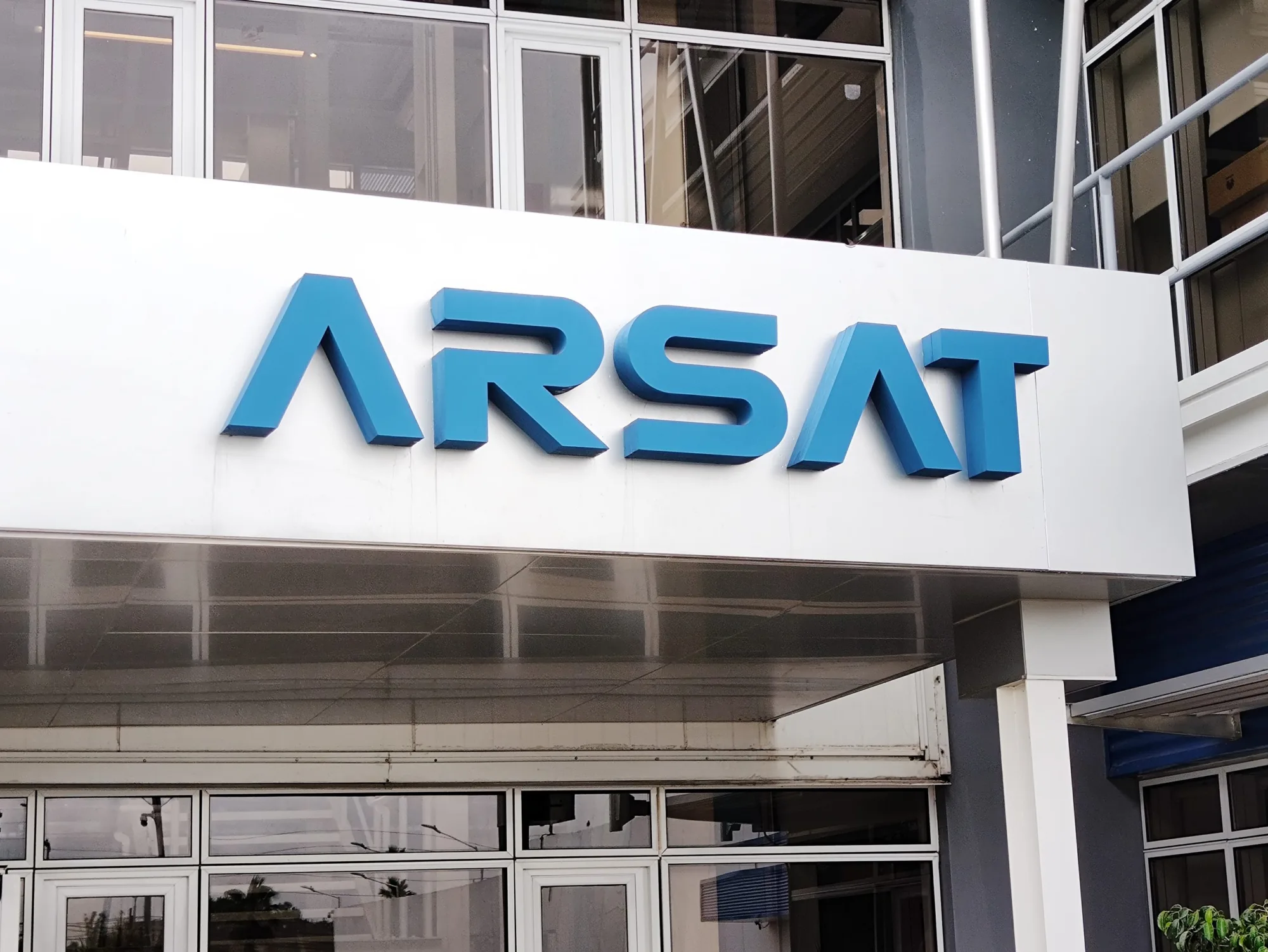 ARSAT es una empresa estatal argentina de telecomunicaciones. Su función principal es operar infraestructura tecnológica estratégica para brindar conectividad dentro del país.