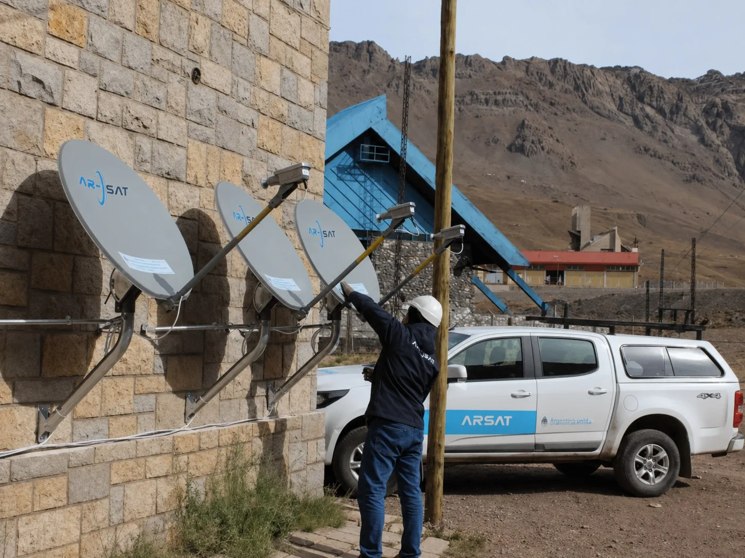 Instalación de antenas satelitales de ARSAT.