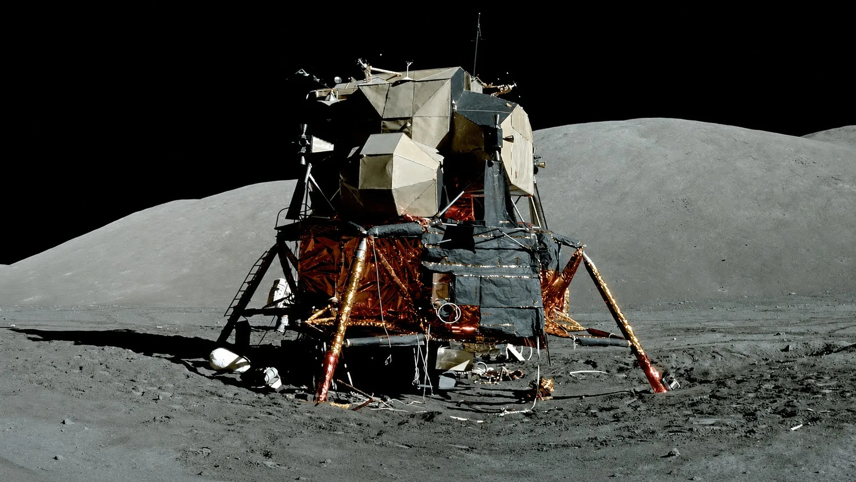 El módulo lunar Eagle de la misión Apolo 11 sobre la superficie de la Luna.