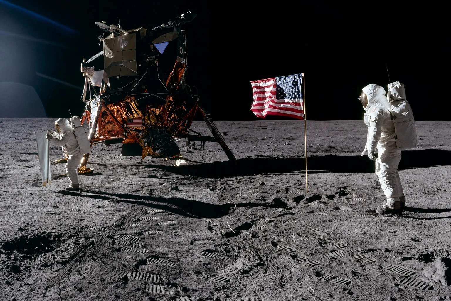 El módulo lunar Eagle y los astronautas Neil Armstrong y Edwin “Buzz” Aldrin sobre la superficie de la Luna.