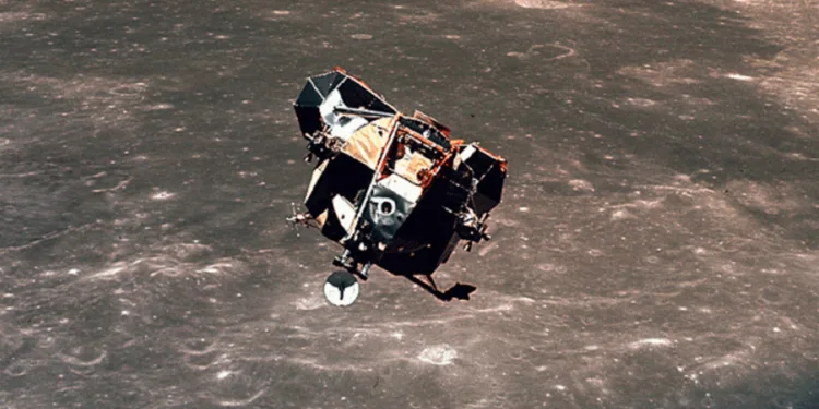 El 19 de julio de 1969, Apolo 11 llegó a la Luna y realizó la maniobra que permitió colocar a sus tres astronautas en órbita alrededor del satélite natural.