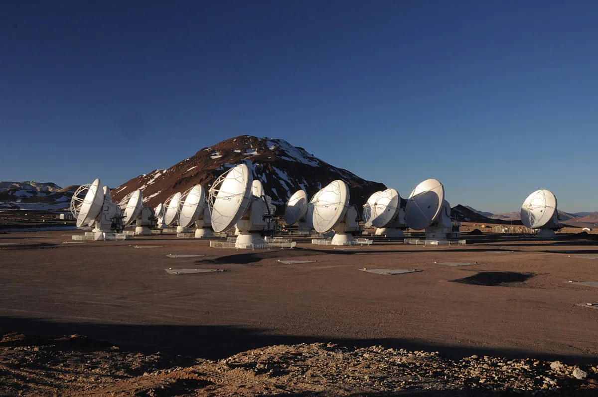 El Atacama Large Millimeter/submillimeter Array (ALMA) es el radiotelescopio más potente de la Tierra, y se encuentra en el llano de Chajnantor, en Chile, a 5.000 metros de altitud.