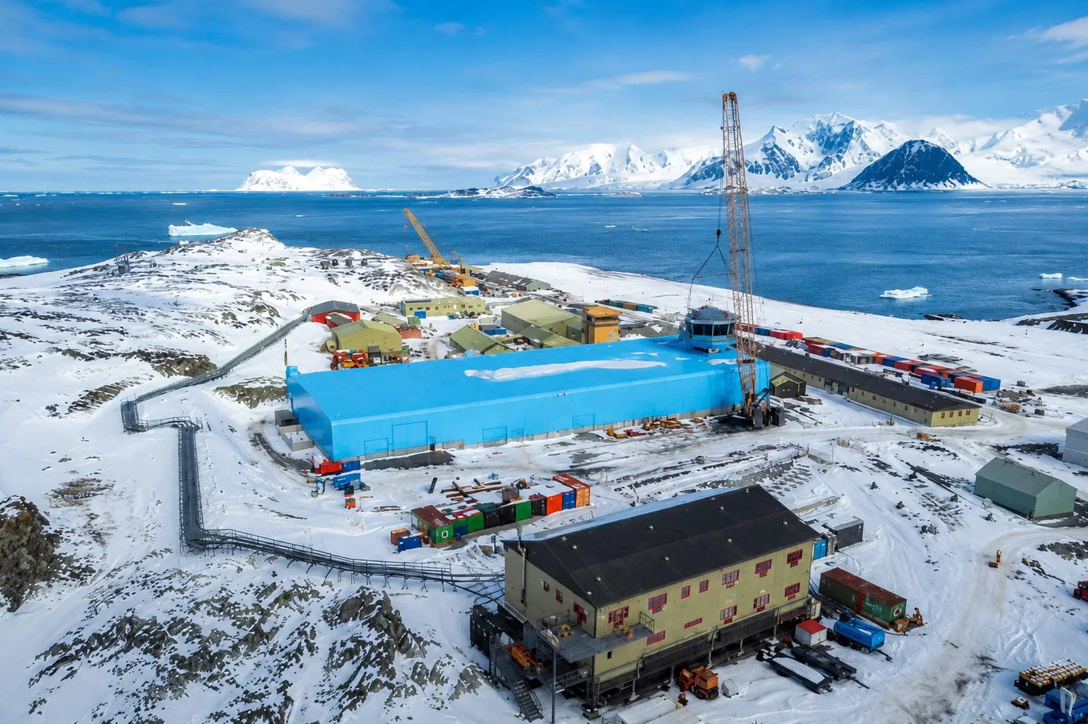 La Base Rothera es la principal estación científica británica en la Antártida, ubicada en la isla Adelaida y operada por el British Antarctic Survey.