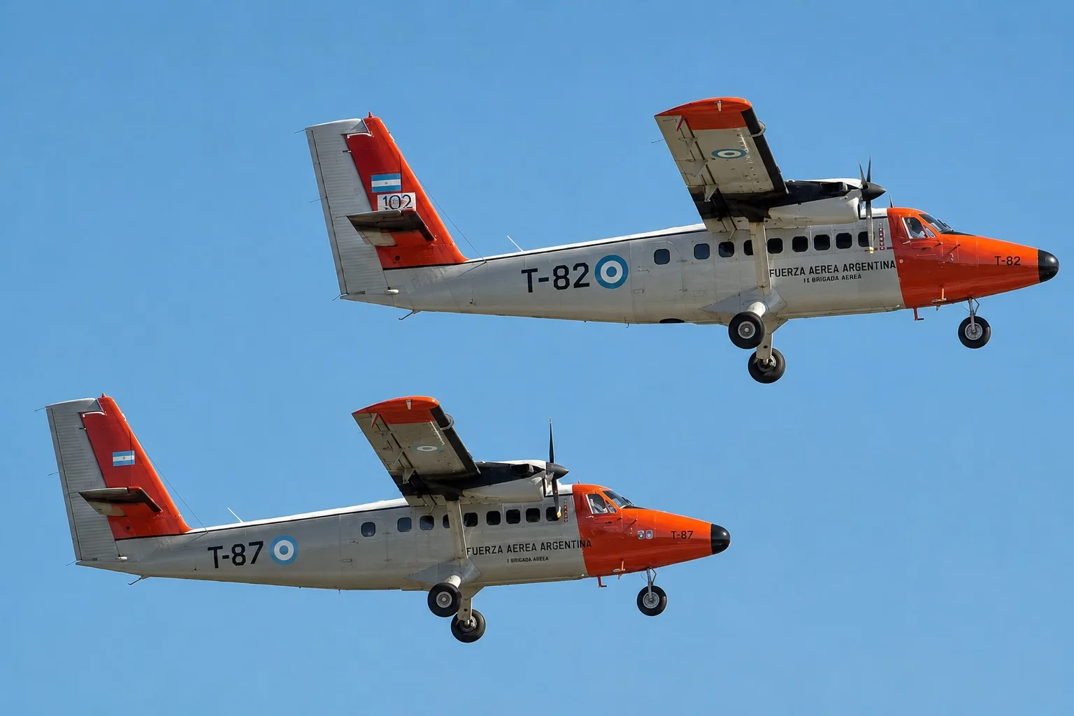El DHC-6 Twin Otter es un pequeño avión bimotor turbohélice conocido por su capacidad de despegue y aterrizaje corto STOL.