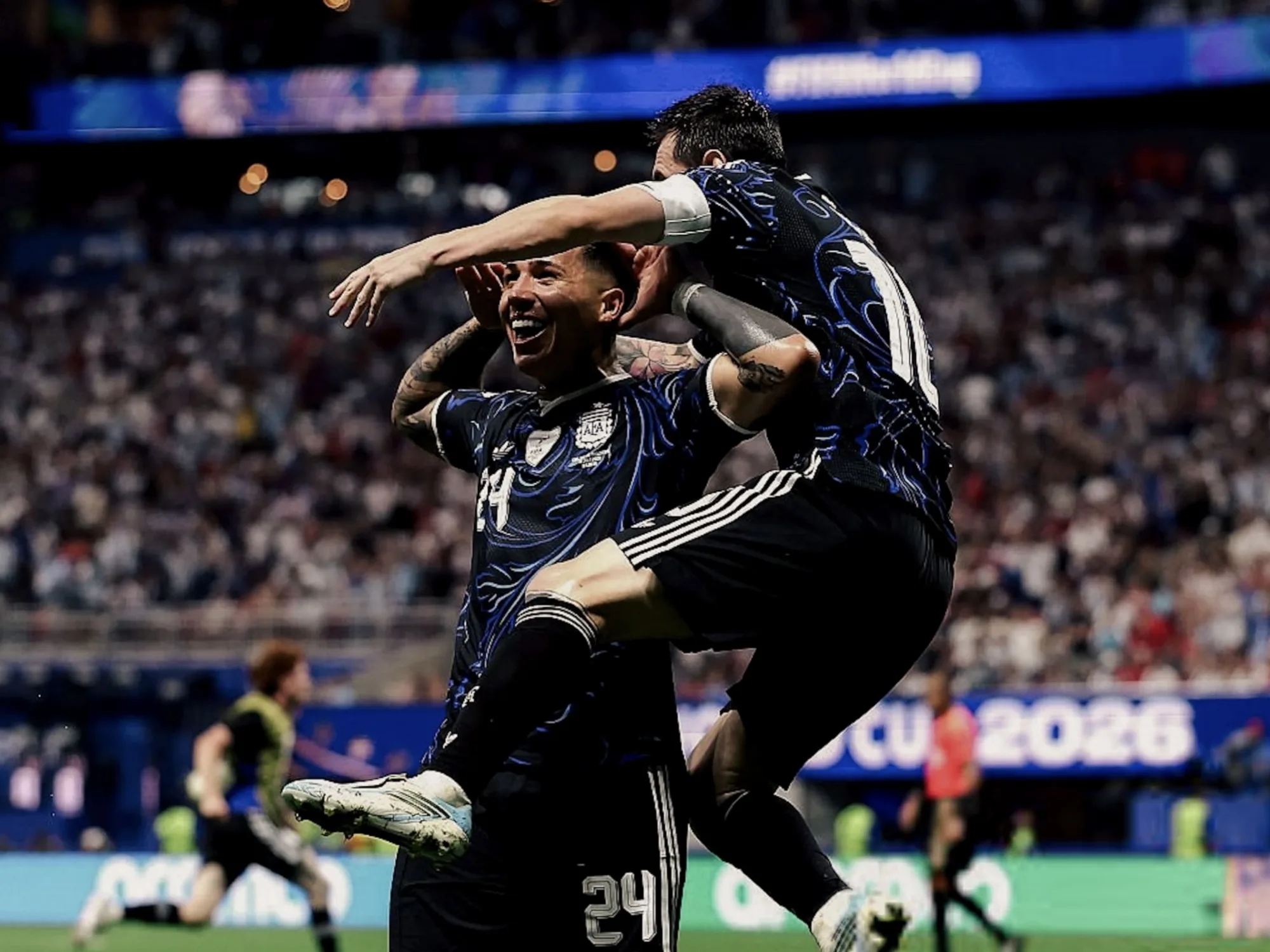 Enzo Fernández y Lionel Messi festejando el primer gol argentino contra Inglaterra en la Semifinal de la Copa del Mundo 2026.