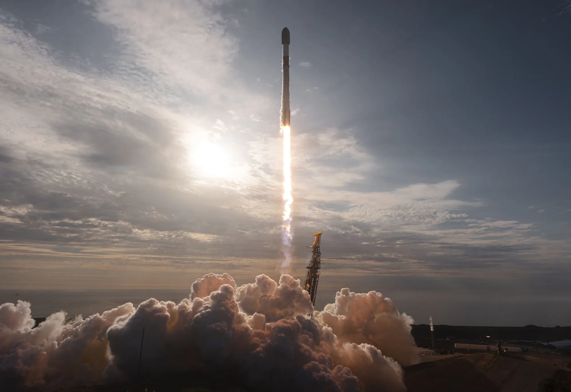 Imagen del lanzamiento del cohete Falcon 9 de SpaceX. misión MVR