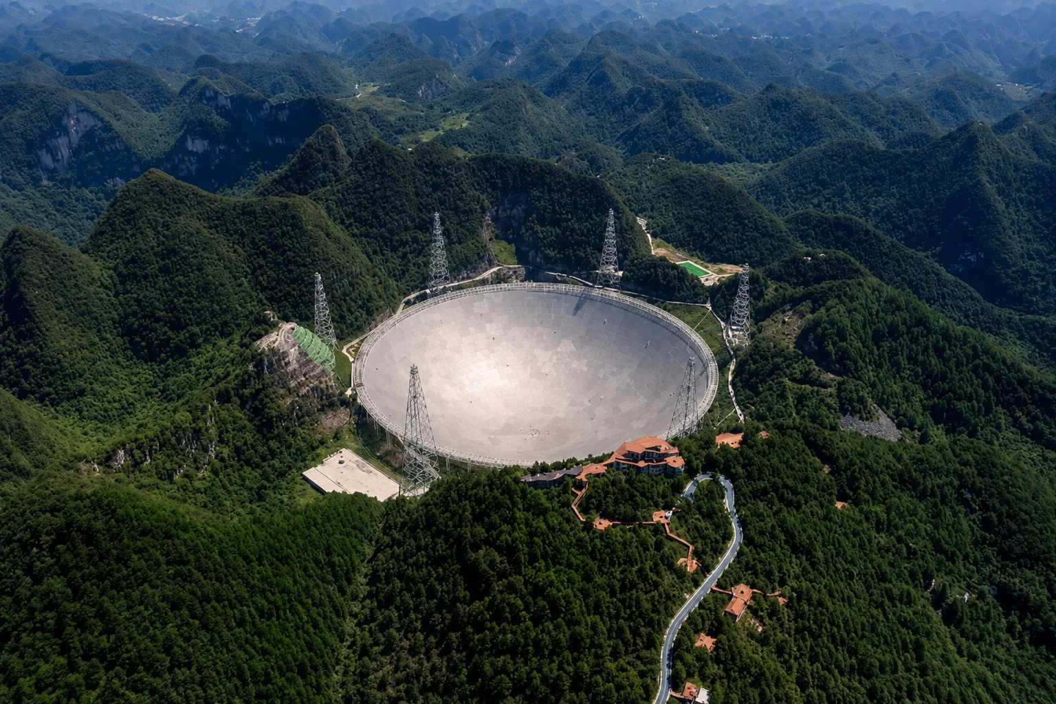 FAST es el mayor radiotelescopio de plato único del mundo, y está ubicado en una depresión natural de la provincia china de Guizhou.