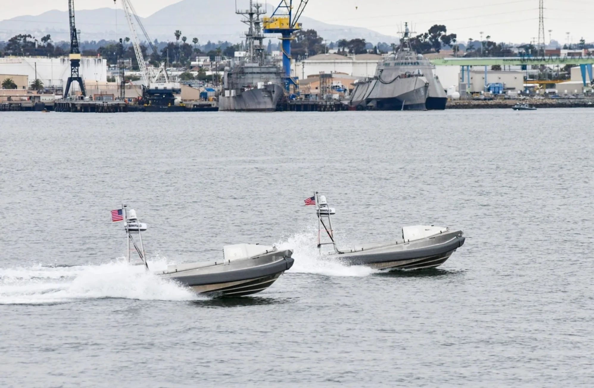 Las Embarcaciones de Reconocimiento Autónomo Global (GARC) del Escuadrón de Buques de Superficie No Tripulados 3 (USVRON 3) operan de forma remota en la Bahía de San Diego antes de la ceremonia de establecimiento de la unidad. (Foto de la Marina de los EE. UU. por la Especialista en Comunicación de Masas de 1ra Clase Claire M. DuBois)