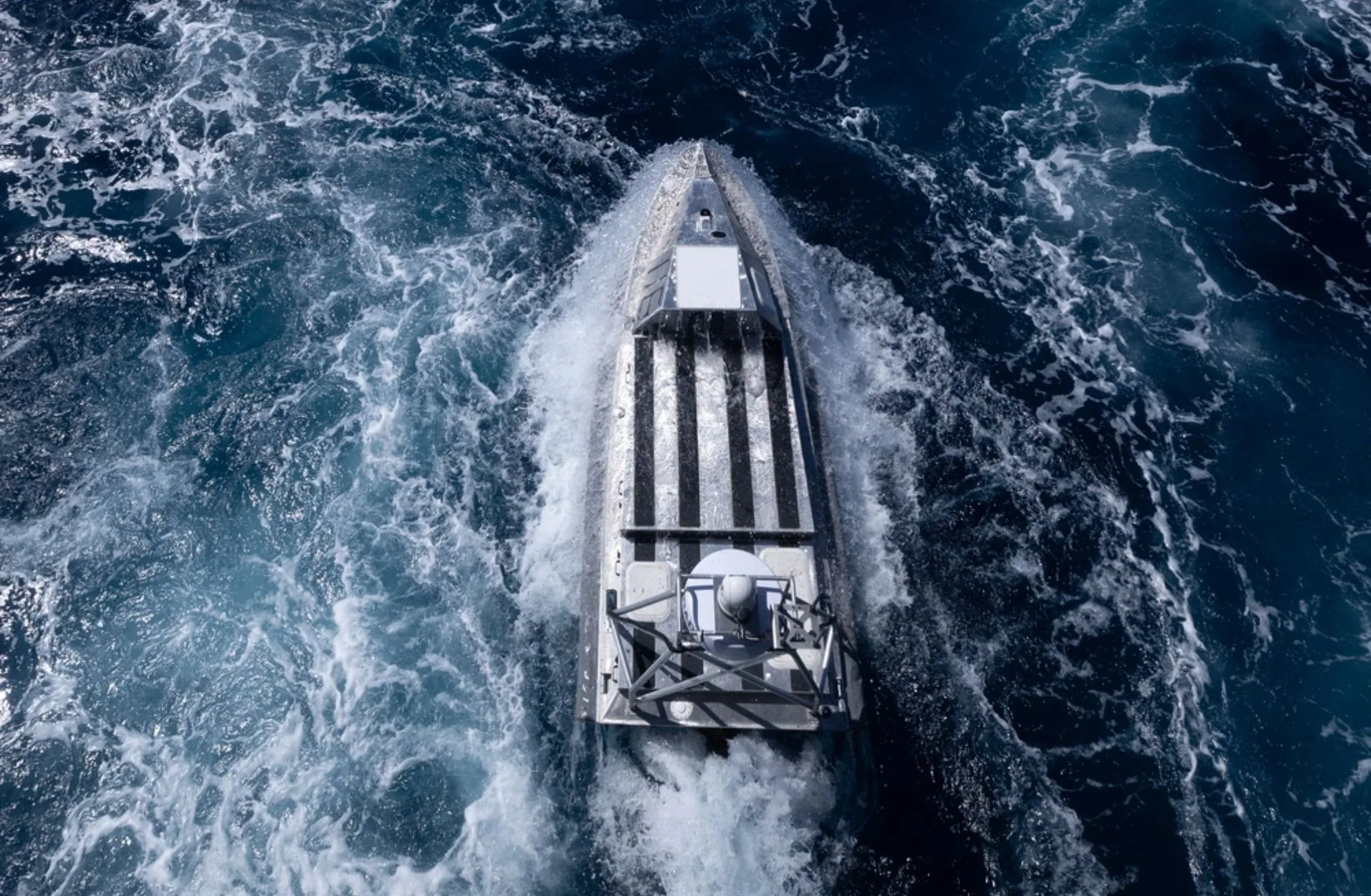 Una Embarcación de Reconocimiento Autónoma Global (GARC) de la Marina de los EE. UU. maniobra en el Océano Atlántico durante UNITAS 2025, (Foto oficial de la Marina de los EE. UU.)