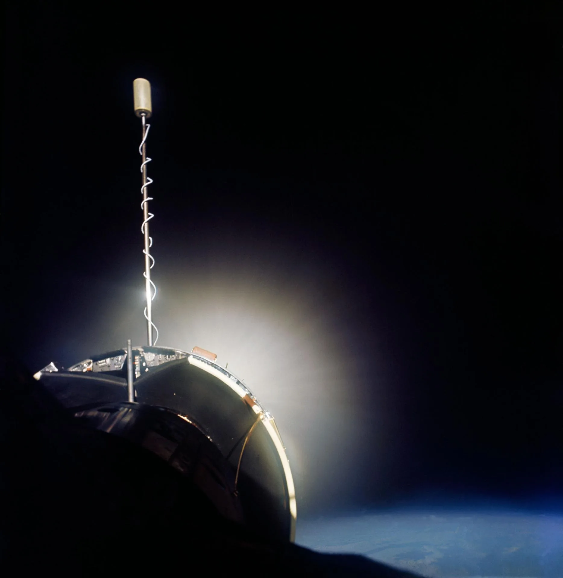 La cápsula Gemini orbitando la Tierra durante la misión Gemini X de la NASA.