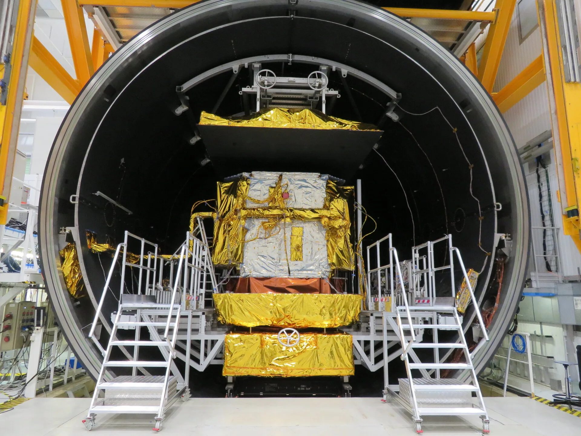 Un satélite europeo dentro de una enorme cámara de termovacío (HVAC).
