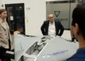 Miembros del equipo directivo de Lockheed Martin conversan sobre el Replicator durante una visita reciente.