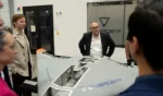 Miembros del equipo directivo de Lockheed Martin conversan sobre el Replicator durante una visita reciente.