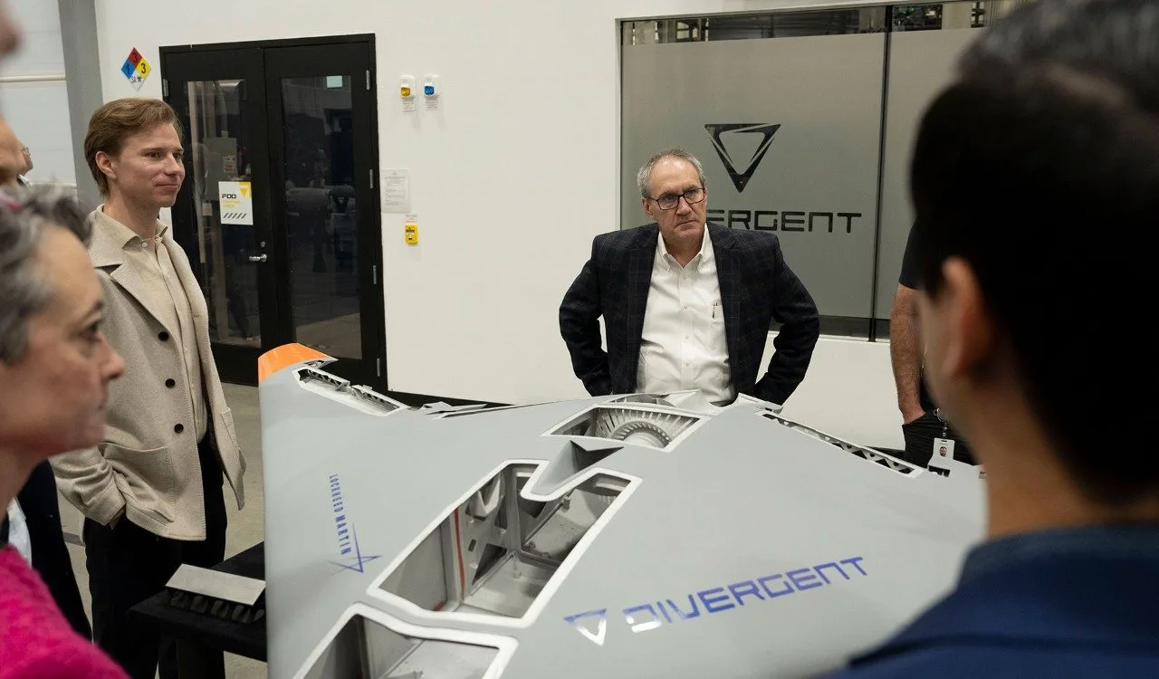 Miembros del equipo directivo de Lockheed Martin conversan sobre el Replicator durante una visita reciente.