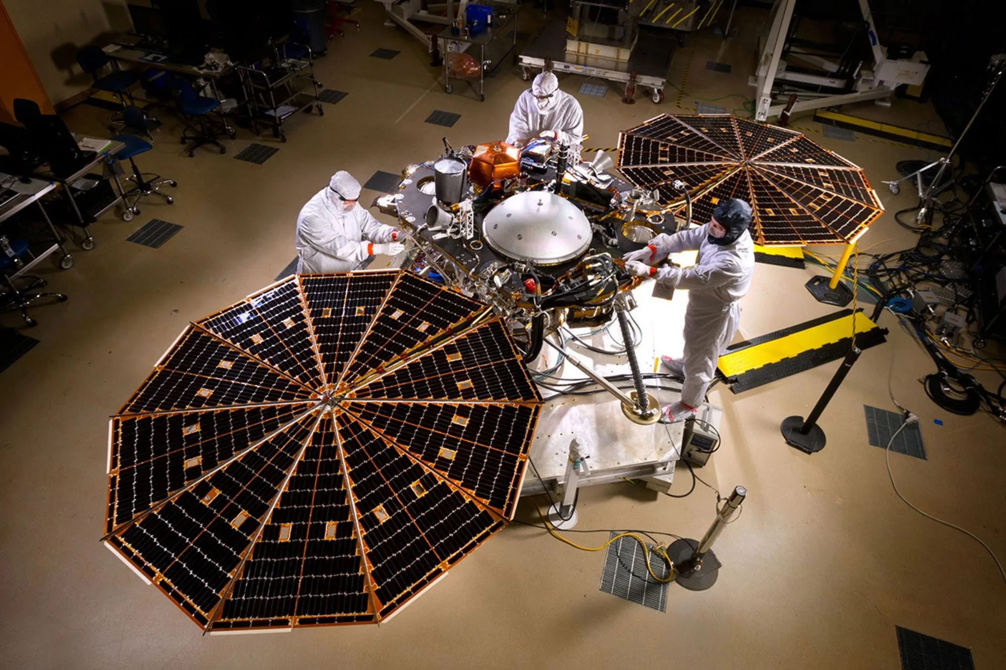Prueba de despliegue de los paneles solares del módulo de aterrizaje InSight de la NASA de Lockheed Martin Space Systems, Denver, en 2015.