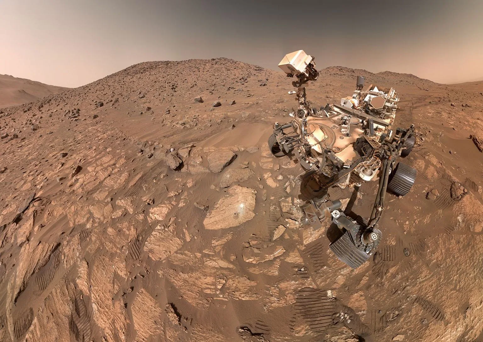 El rover Perseverance de la NASA tomó esta selfie compuesta por 62 imágenes individuales el 23 de julio de 2024. Una roca apodada Cataratas Cheyava se encuentra a la izquierda del rover.